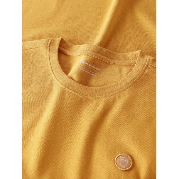 Knowledge Cotton badge t-shirt - amber gold 1010605
