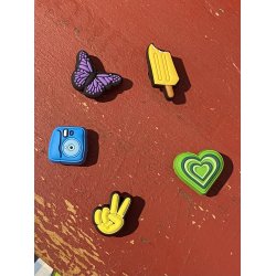 Crocs tags / charms 